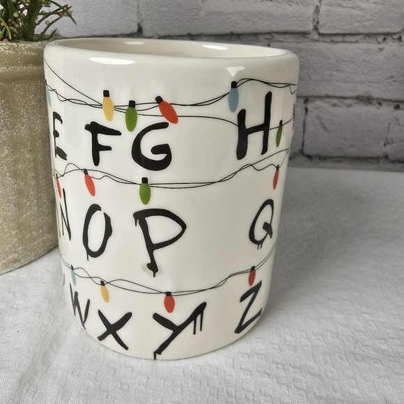 STRANGER THINGS ALPHABET CHRISTMAS LIGHTS MUG NWOT - Picture 5 of 6